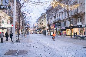 Mariahilfer StraSe, Christmas decorations, cyclist