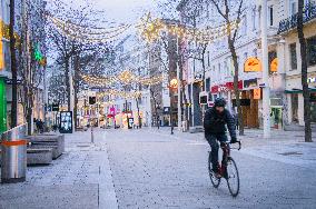 Mariahilfer StraSe, Christmas decorations, cyclist