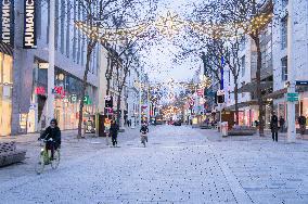 Mariahilfer StraSe, Christmas decorations, cyclist