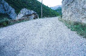 Hotova National Park, River Canyon, unpaved road