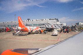 easyJet plane Airbus A320, Vaclav Havel Airport Prague, Ruzyne