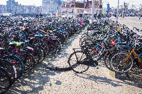 bikes parking in front of the main railway station