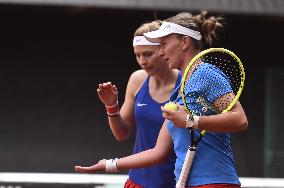 Barbora Krejcikova, Lucie Safarova