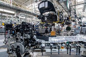 Assembly line Skoda Auto, Kvasiny, car, production, Superb, Kodiaq, digital control, employe