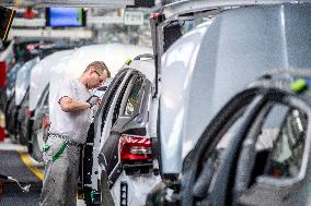 Assembly line Skoda Auto, Kvasiny, car, production, Superb, Kodiaq, digital control, employe