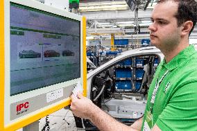 Assembly line Skoda Auto, Kvasiny, car, production, Superb, Kodiaq, digital control, employe, screen IPC AutoCont