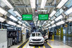 Assembly line Skoda Auto, Kvasiny, car, production, Superb, Kodiaq, digital control, employe