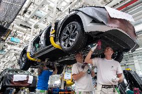 Assembly line Skoda Auto, Kvasiny, car, production, Superb, Kodiaq, digital control, employe