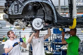 Assembly line Skoda Auto, Kvasiny, car, production, Superb, Kodiaq, digital control, employe