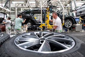 Assembly line Skoda Auto, Kvasiny, car, production, Superb, Kodiaq, digital control, employe