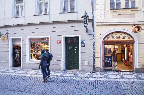 memorial plaque to Richard Tymes, souvenirs shop, original trdelnik, spit cake