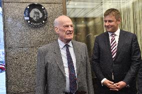 Henry Warriner, Tomas Petricek, Plaque remembering Doreen Warriner, Prague