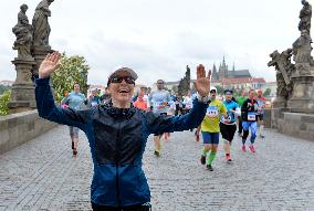 Runners, athletes, Prague International Marathon, Charles Bridge