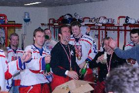 Adam Svoboda, Milan Hnilicka, Martin Rucinsky, Josef Vasicek, Martin Straka, Jaromir Jagr, Champions of the 2005 IIHF World Championship