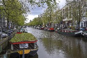 Amsterdam, center of the city, bikes, bicycles, parking, people, tourist, tourists, tourism, boats