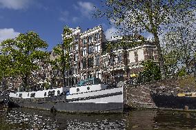 Amsterdam, center of the city, bikes, bicycles, parking, people, tourist, tourists, tourism, boat