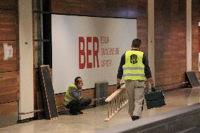 Berlin Brandenburg Airport, Flughafen Berlin Brandenburg Willy Brandt, logo