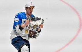JUHO LAMMIKKO, hockey players of Finland celebrate a victory, gold medal