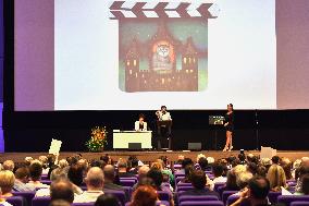 The auction of painted clapperboards