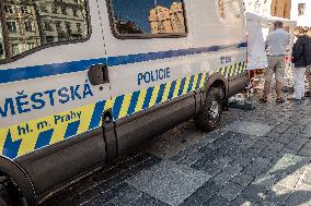 Renewal of Marian column starts in Prague centre, Municipal Police info car