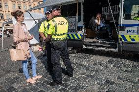 Renewal of Marian column starts in Prague centre, Municipal Police info car