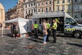 Renewal of Marian column starts in Prague centre, Municipal Police info car