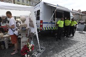 Renewal of Marian column starts in Prague centre, Municipal Police info car