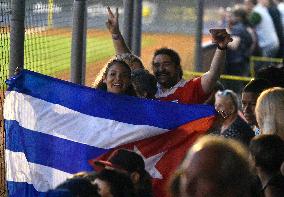 Cuban softball fans