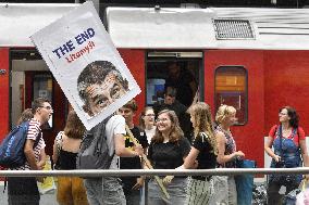 The largest Czech mass demonstration since 1989, Prague main railway station