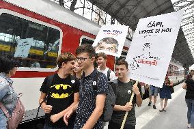 The largest Czech mass demonstration since 1989, Prague main railway station