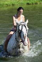 horse swimming, horse women