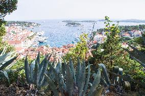 Hvar port, old town, tourists