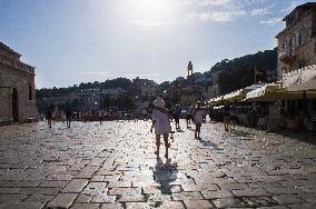 Hvar, old town, tourists