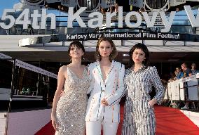 Kara Hayward, Liana Liberato, Martha Stephens