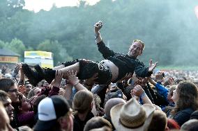 fans of Dimmu Borgir, crowd surfing