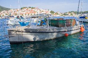 Hvar port, old town, boat, waste