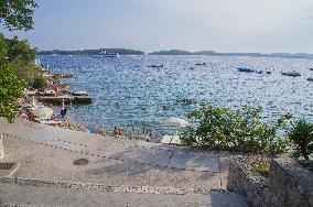 Hvar, promenade, swimming, tourists