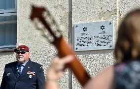 Unveiling memorial plaque David Meisel