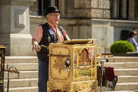 barrel organ player