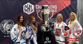 pohar, trofej Liga mistru, hosteska, divka, dres