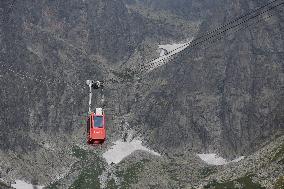 Cable car to Lomnicky peak, cableway, mountains