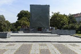 Konev's monument in Prague to be veiled, statue of Soviet Marshal Ivan Konev, scaffolding