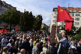 Konev's monument in Prague to be veiled, statue of Soviet Marshal Ivan Konev, protest, Soviet flag, USSR