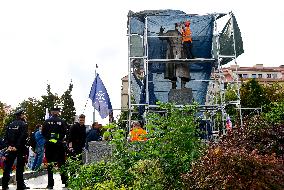 Konev's monument in Prague to be veiled, statue of Soviet Marshal Ivan Konev, protest, NATO flag, police officers