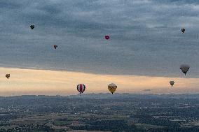 hot air balloon, balloons