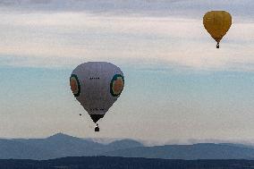 hot air balloon, balloons