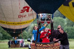 hot air balloon, balloons