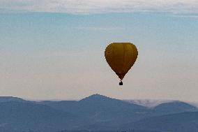 hot air balloon, balloons