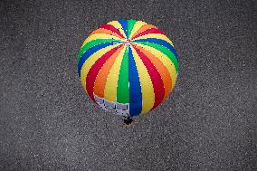 hot air balloon, balloons