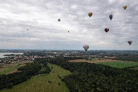 hot air balloon, balloons